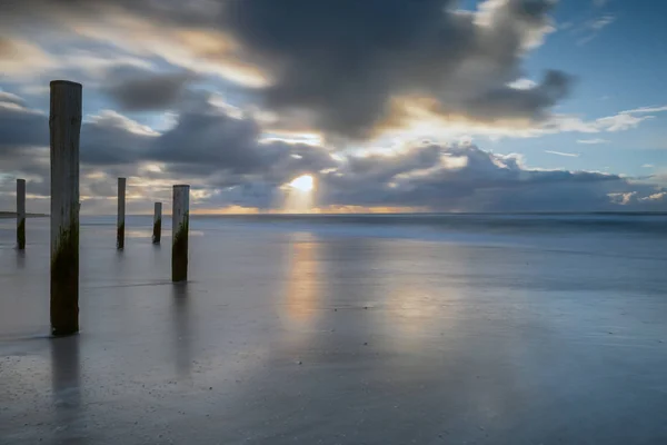 Pólos Praia Petten Holanda Durante Pôr Sol Vento Forte Uma — Fotografia de Stock