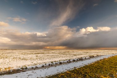 Holland, bulutlar kar ve güneş ışığı kış manzarası