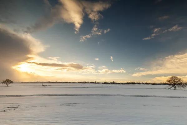 荷兰冬季景观 云雪和阳光 — 图库照片