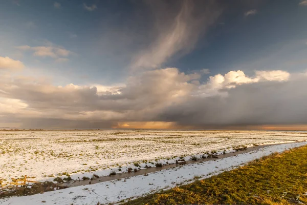 Winterlandschap Holland Wolken Sneeuw Zonlicht — Stockfoto