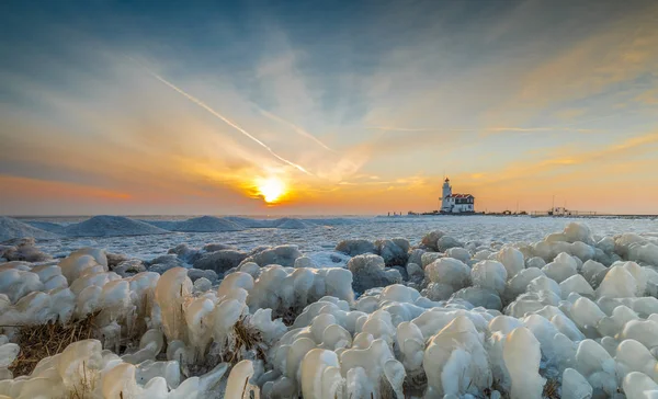Scenic View Frozen Water Lighthouse Faraway Sunset — Stock Photo, Image