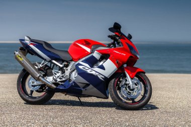 Hollanda 14 Mayıs 2018, Honda Cbr 600 F motosiklet kırmızı beyaz ve mavi kıyı şeridi ayakta