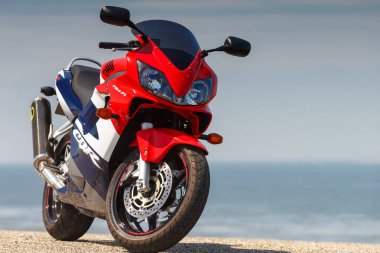Hollanda 14 Mayıs 2018, Honda Cbr 600 F motosiklet kırmızı beyaz ve mavi kıyı şeridi ayakta