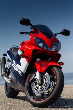 Hollanda 14 Mayıs 2018, Honda Cbr 600 F motosiklet kırmızı beyaz ve mavi kıyı şeridi ayakta