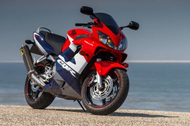 Hollanda 14 Mayıs 2018, Honda Cbr 600 F motosiklet kırmızı beyaz ve mavi kıyı şeridi ayakta