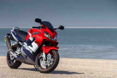 Hollanda 14 Mayıs 2018, Honda Cbr 600 F motosiklet kırmızı beyaz ve mavi kıyı şeridi ayakta