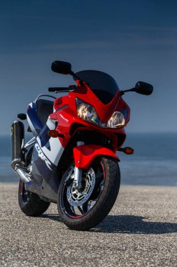 Hollanda 14 Mayıs 2018, Honda Cbr 600 F motosiklet kırmızı beyaz ve mavi kıyı şeridi ayakta