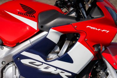 Hollanda 14 Mayıs 2018, Honda Cbr 600 F motosiklet kırmızı beyaz ve mavi kıyı şeridi ayakta