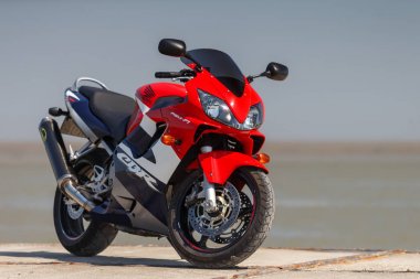 Hollanda 14 Mayıs 2018, Honda Cbr 600 F motosiklet kırmızı beyaz ve mavi kıyı şeridi ayakta