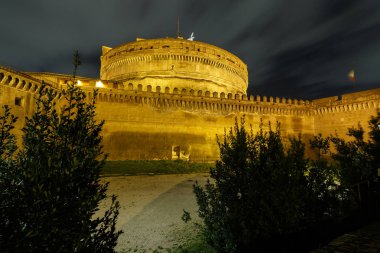 Sant' Angelo Kalesi ve Tiber Nehri Roma, İtalya-geceleri 