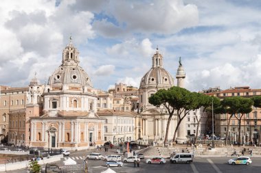 Colonna di Traiano, ve Santa Maria di Loreto ve Santissima Nome di Maria (Meryem 'in Kutsal Adı) kiliseleri, ve ön planda Foro di Traiano kalıntıları, Roma, İtalya