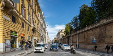 Paris şehrinin caddesi.