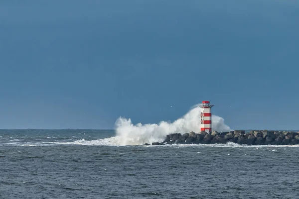 Große Welle Bricht Einem Sonnigen Tag Auf Einem Leuchtturm — Stockfoto