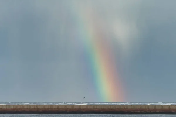 Heller Großer Regenbogen Über Dem Meer — Stockfoto
