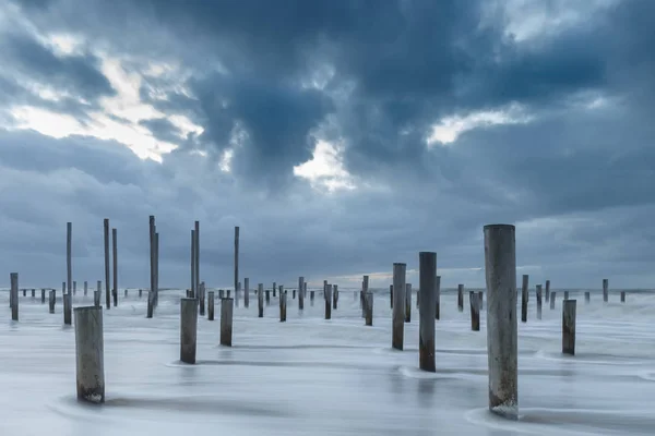 Piękny Widok Drewnianych Słupach Morze — Zdjęcie stockowe