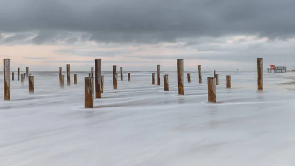 Vacker Utsikt Över Trästolpar Havet — Stockfoto