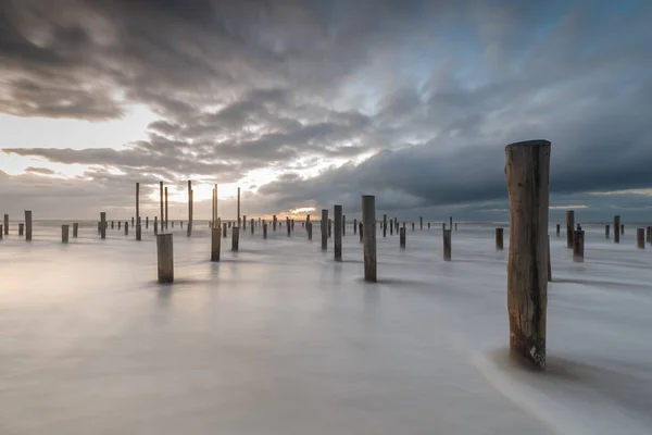 Vista Panorámica Los Postes Madera Mar — Foto de Stock