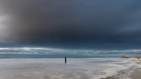 Vacker Utsikt Över Trästolpar Havet — Stockfoto