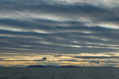 Mavi gökyüzü ve bulutlar yakın plan