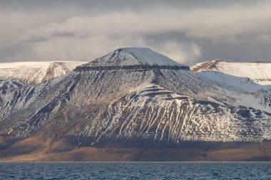 Dağlarla ve bulutlarla kaplı dağ manzarası