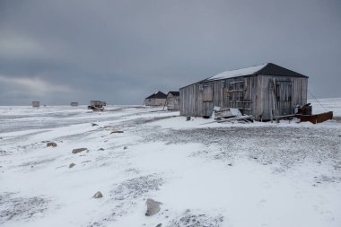 Dağlarda eski ahşap bir ev