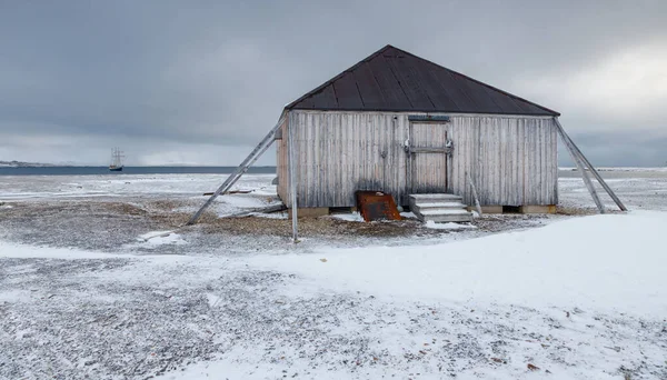 Ξύλινο Σπίτι Στο Χιόνι — Φωτογραφία Αρχείου