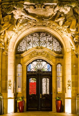 Barok tarzında bir kapı.