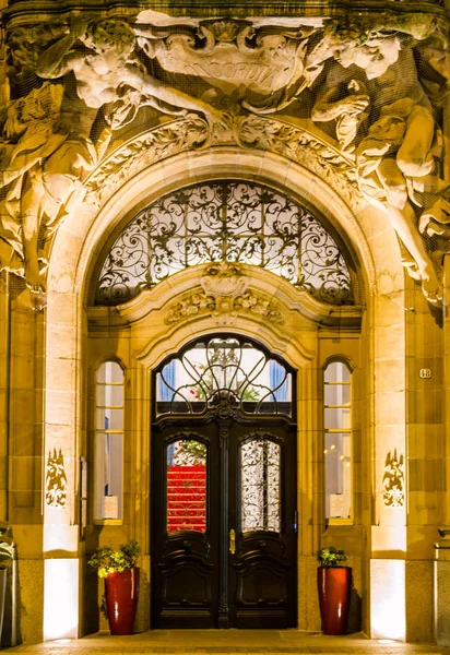 Barok tarzında bir kapı.