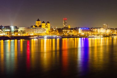 Gece Köln Ren Nehri