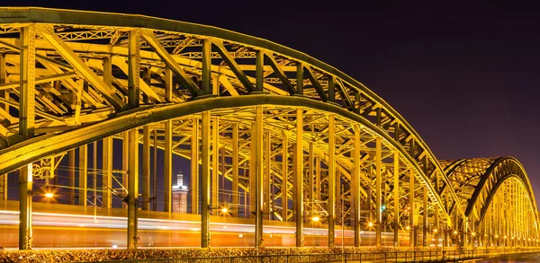 Puente Hohenzollern por la noche en Colonia — Foto de Stock