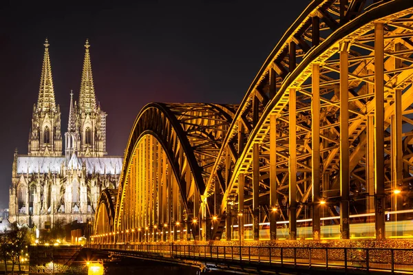 Catedral de Colonia y puente Hohenzollern por la noche — Foto de Stock