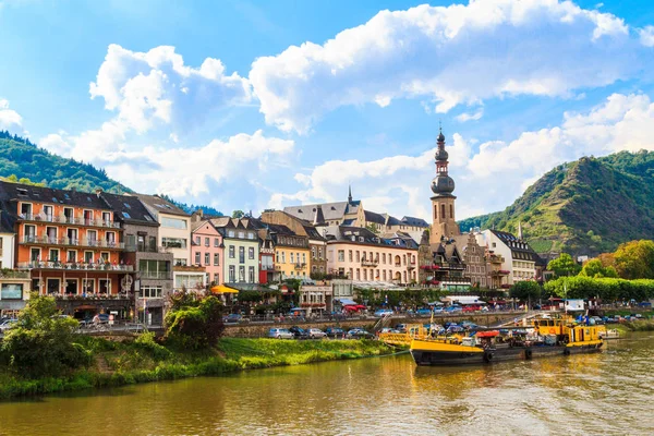 Cochem Moselle adlı şarap şehrin görünümü — Stok fotoğraf