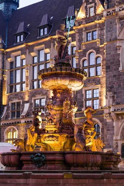 Jubilee çeşme Wuppertal-Elberfeld Nacht yakınındaki Belediye Binası önünde. Almanya