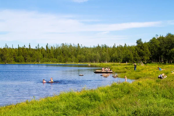 Bathing lake op Solovezki eiland in Rusland. — Stockfoto