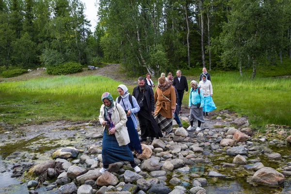 Solovki, Russia - June 26, 2016: The pilgrimage in the forest on Solovetsky island. — Stock Photo, Image