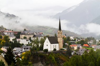Scoul, İsviçre'deki Graubunden Canton bakmak.