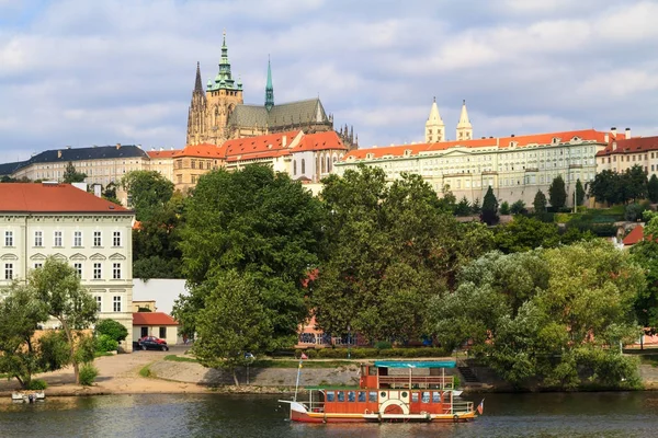 Prag'da tarihi çeyrek Hradschin görünümünü. — Stok fotoğraf