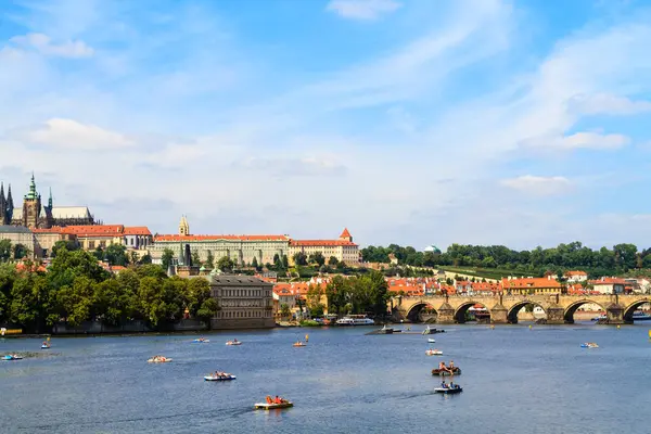 Prag'daki charles Köprüsü'nde görüntüleme. — Stok fotoğraf