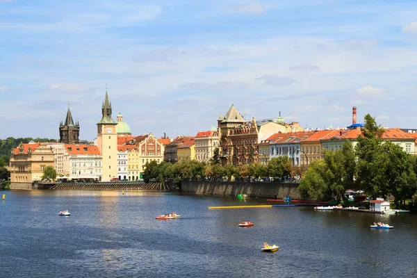 Prag'da Vltava Nehri üzerinde göster. — Stok fotoğraf