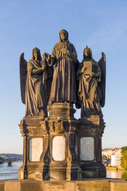 Charles Bridge Prag zirvesinde dini heykeli