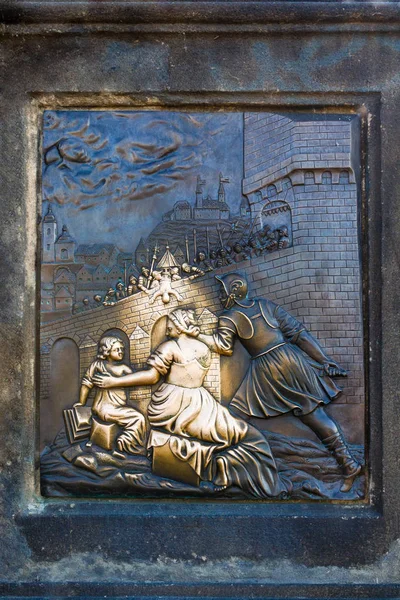 heykelin altında eski bir rahatlama St John of nepomuk charles Köprüsü'nde Prag, Çek Cumhuriyeti.