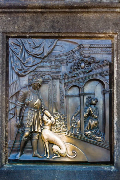 heykelin altında eski bir rahatlama St John of nepomuk charles Köprüsü'nde Prag, Çek Cumhuriyeti.