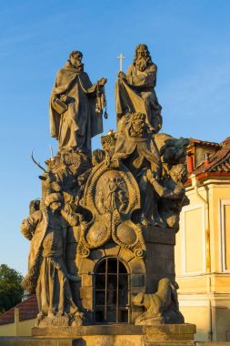 Charles Bridge Prag zirvesinde dini heykeli
