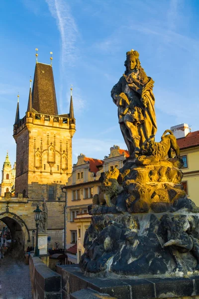 Vista de la torre del puente de la ciudad vieja en Praga, República Checa. 08.08.2017 — Foto de Stock