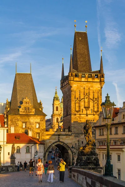 Vista de la torre del puente de la ciudad vieja en Praga, República Checa . — Foto de Stock