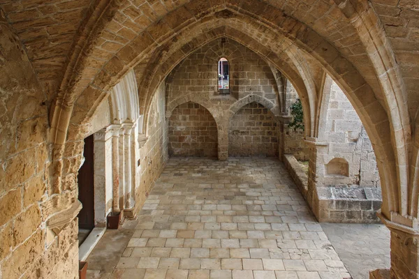 Арки і стіни абатства Bellapais. — стокове фото