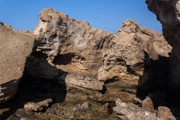 Cresta de piedra en la playa de la tortuga Alagadi en el Mediterráneo . — Foto de Stock