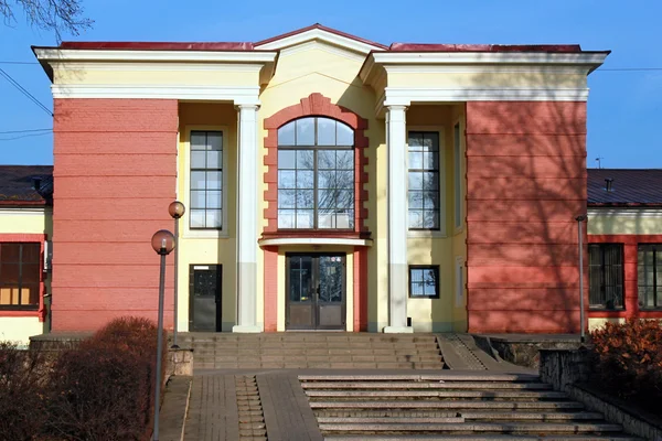 Gebouw van het spoorwegstation in Ogre. — Stockfoto