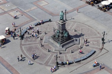Ana pazar meydanında insanlar yürümeye Adam Mickiewicz Anıtı. 