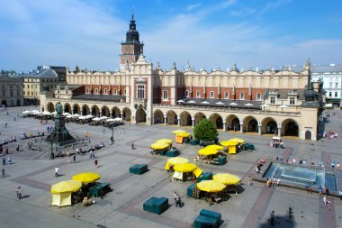 Ünlü Cloth Hall Krakow Sukiennice denilen.